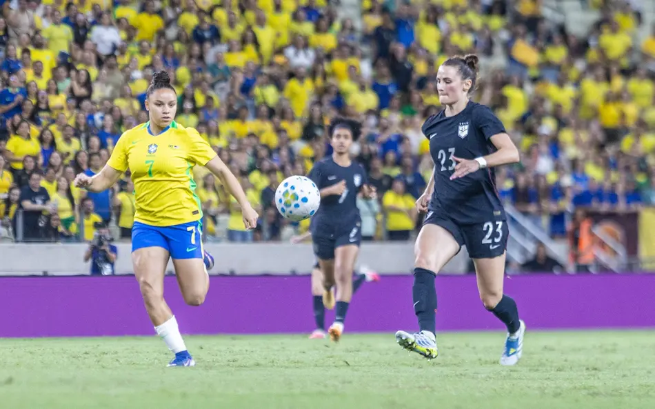 Dudinha-em-acao-pela-Selecao-Brasileira-durante-partida-contra-os-EUA-scaled-aspect-ratio-512-320
