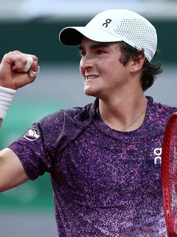 joao-fonseca-comemora-vitoria-contra-djokovic-em-roland-garros-1780081122522_v2_360x480.jpg